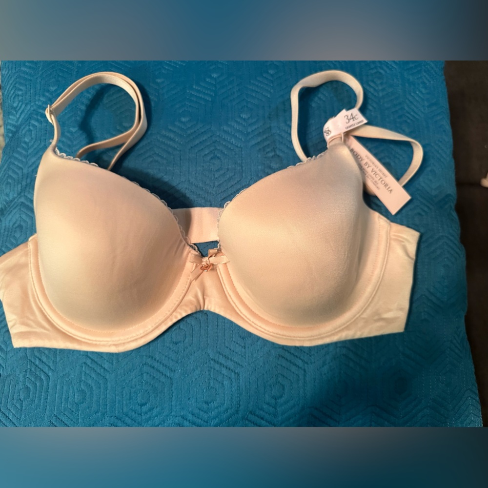 Body by Victoria Secret.Bra. 34C Lightly lined.